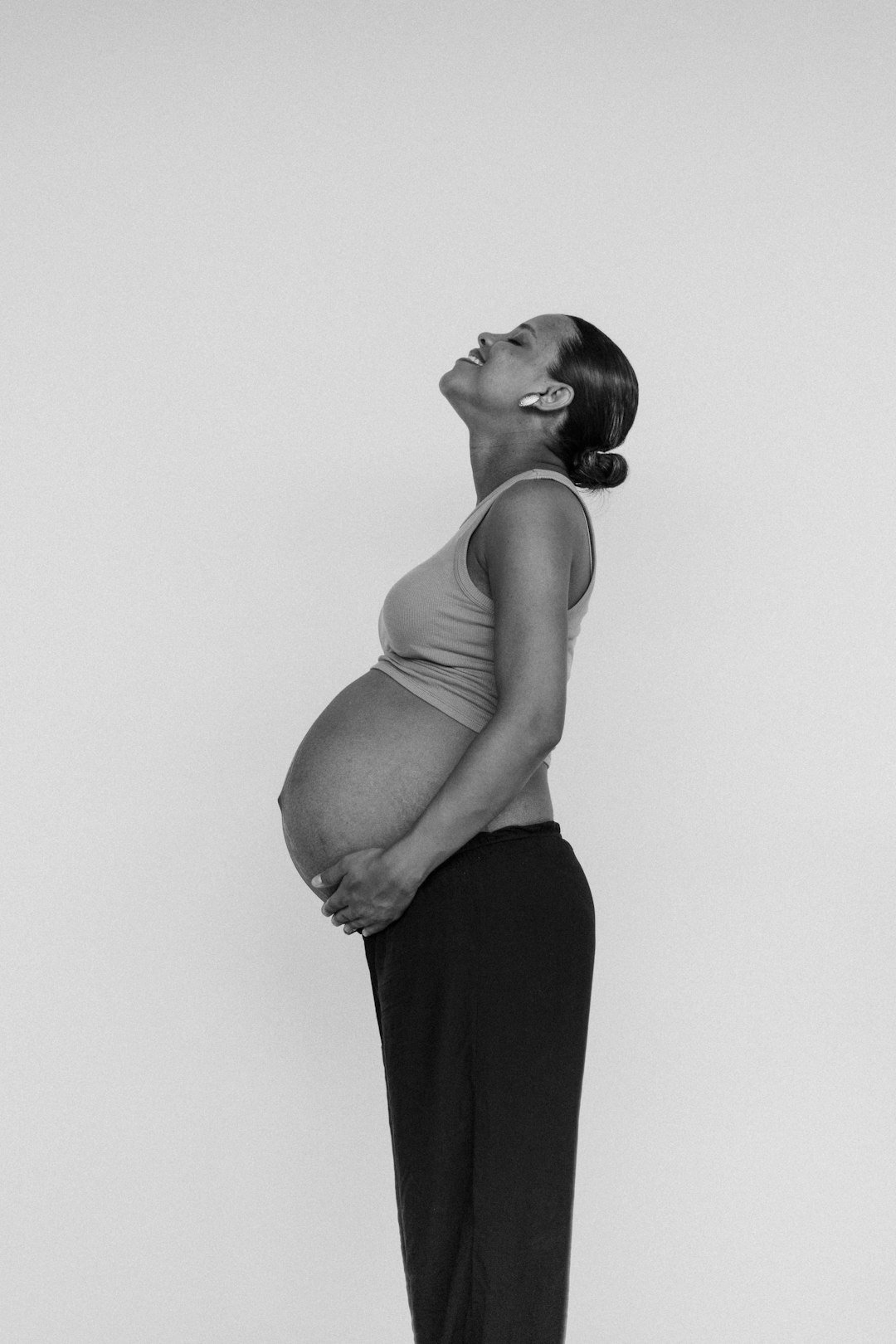 hero-img-01 a-pregnant-woman-standing-in-front-of-a-white-wall-gwq7tqujb-0